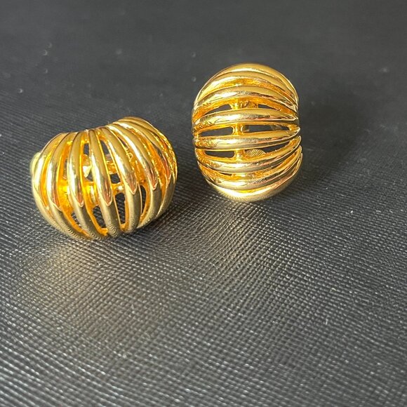 Vintage MONET Gold Tone Clip On Earrings - Picture 3 of 10
